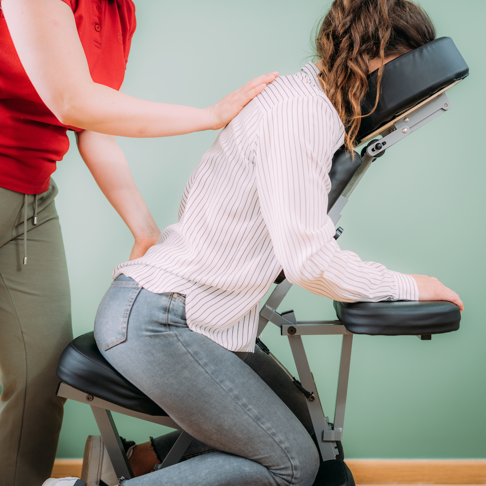 massage-chaise-soulagement-du-stress-entreprise-au-bureau-employee-entreprise-assise-chaise-massage-portable-therapeute-lui-donnant-massage-du-dos