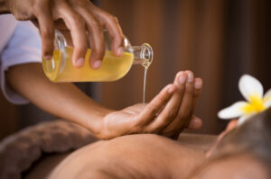 therapeute-versant-huile-massage-au-spa