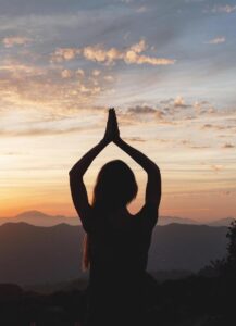 vue-posterieure-femme-dans-pose-yoga-pendant-coucher-soleil
